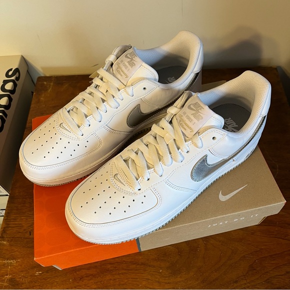NIKE Air Force One ‘07 Low White Metallic Silver